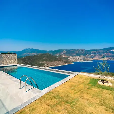 Deniz Manzarali Genis Tatil Villasi