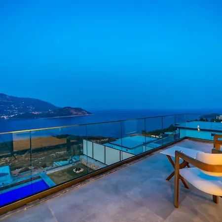Deniz Manzarali Genis Tatil Villasi