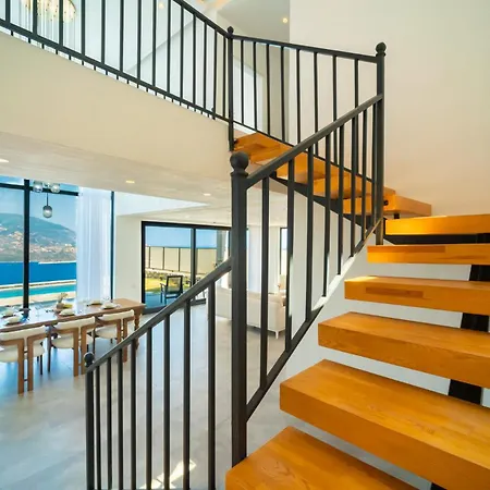 Deniz Manzarali Genis Tatil Villasi *
