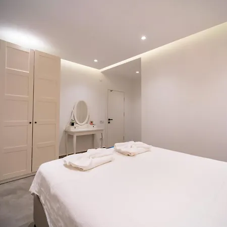 Deniz Manzarali Genis Tatil Villasi Villa