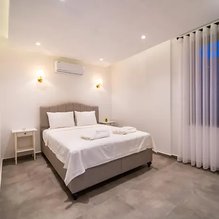 Deniz Manzarali Genis Tatil Villasi