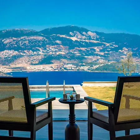 Deniz Manzarali Genis Tatil Villasi Villa