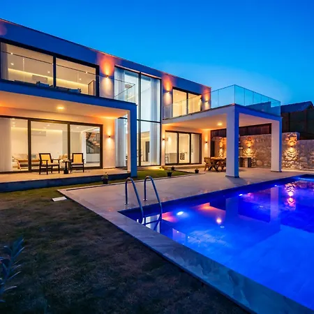 Deniz Manzarali Genis Tatil Villasi