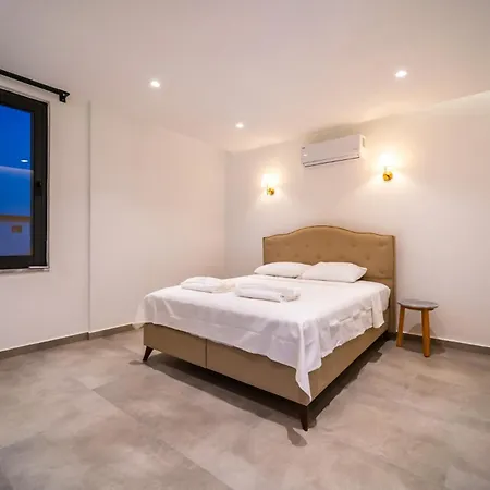Deniz Manzarali Genis Tatil Villasi