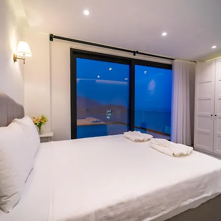 Deniz Manzarali Genis Tatil Villasi *