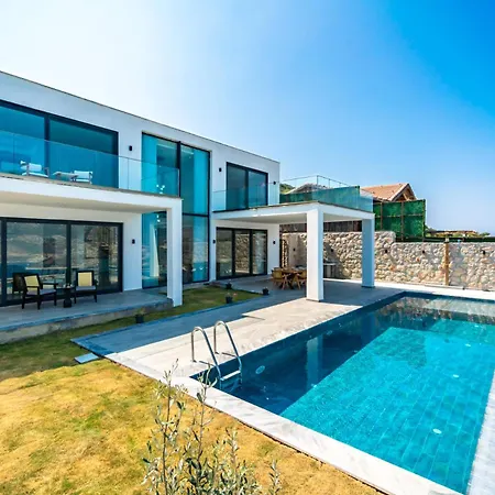 Deniz Manzarali Genis Tatil Villasi Villa