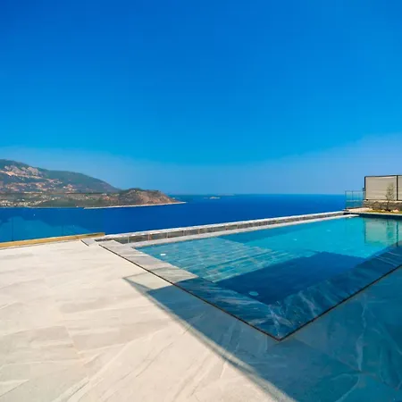 Deniz Manzarali Genis Tatil Villasi *
