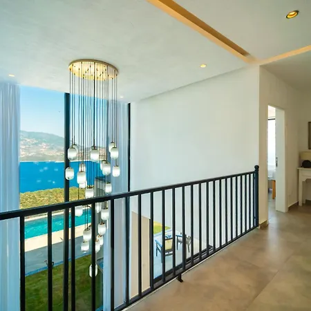 Deniz Manzarali Genis Tatil Villasi *