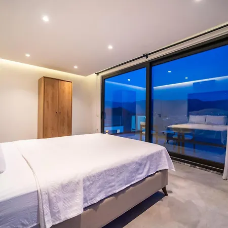 Deniz Manzarali Genis Tatil Villasi