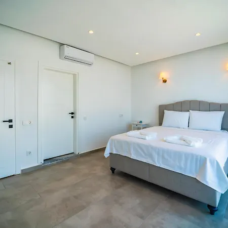 Deniz Manzarali Genis Tatil Villasi Villa