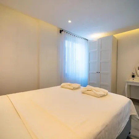 Deniz Manzarali Genis Tatil Villasi Villa
