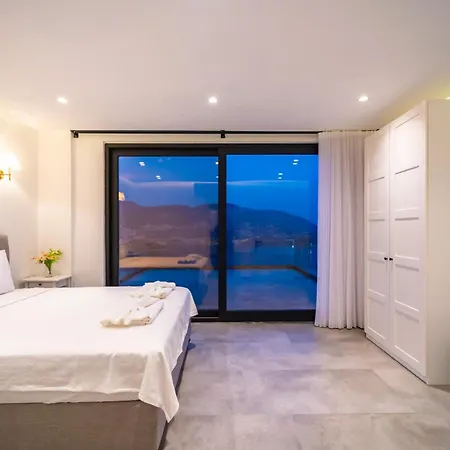 Villa Deniz Manzarali Genis Tatil Villasi *