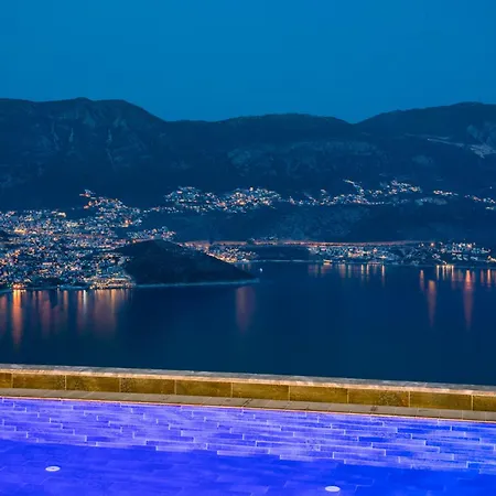 Deniz Manzarali Genis Tatil Villasi Villa