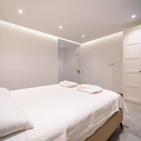 Deniz Manzarali Genis Tatil Villasi *
