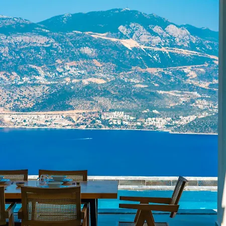 Deniz Manzarali Genis Tatil Villasi Villa