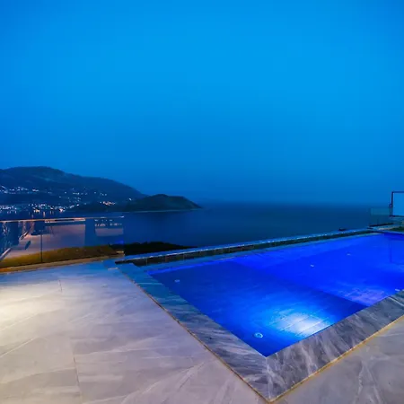 Deniz Manzarali Genis Tatil Villasi